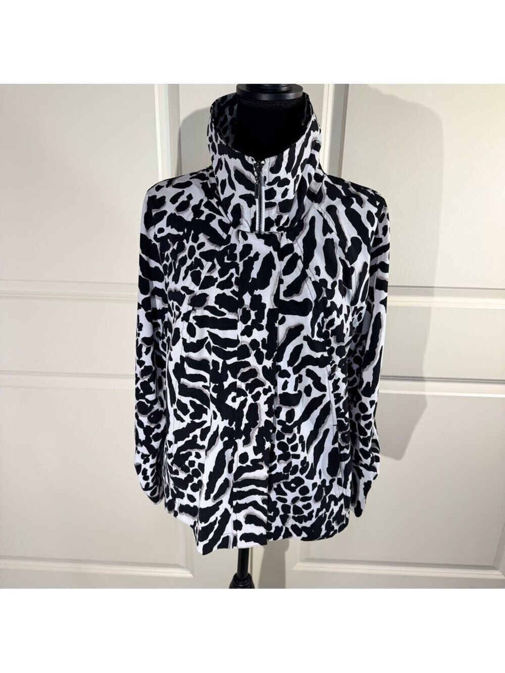 Zenergy by Chico’s Black & White Animal-Print Zip Jacket Size 2 (Large)